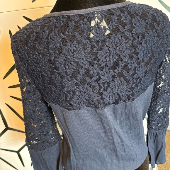 Mudd Blue 3/4 Bell Sleeve Criss-Cross V-Neck Cropped Blouse - Picture 4 of 12